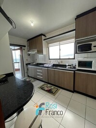 Apartamento 3 dormitórios quadra mar Meia Praia