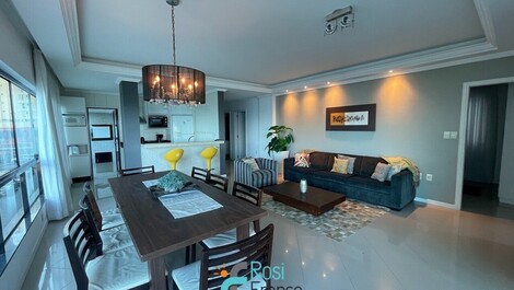 Apartamento 4 dormitórios frente mar Meia Praia SC