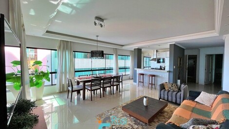 Apartamento 4 dormitórios frente mar Meia Praia SC