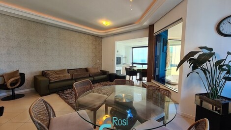 Apartamento de 4 suites en Meia Praia, SC, cerca del mar