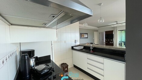 Apartamento 4 dormitórios frente mar Meia Praia SC