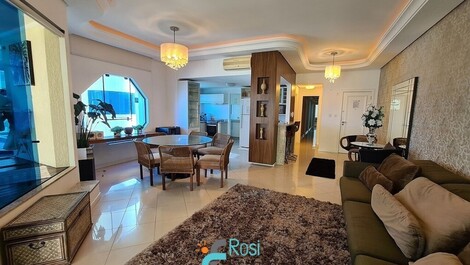Apartamento de 4 suites en Meia Praia, SC, cerca del mar
