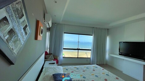 Apartamento 4 dormitórios frente mar Meia Praia SC