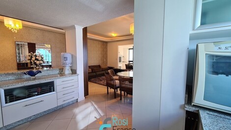 Apartamento de 4 suites en Meia Praia, SC, cerca del mar