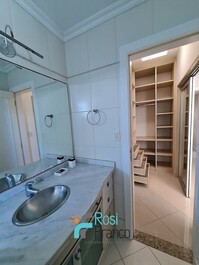 Apartamento de 4 suites en Meia Praia, SC, cerca del mar
