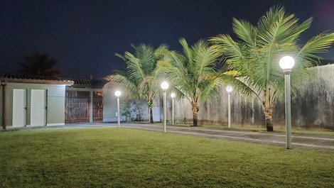 Gramado a noite bem iluminado 