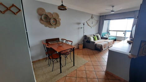GREAT POINT APARTMENT WITH BALCONY IN FRONT OF MORRO GUARAPARI BEACH
