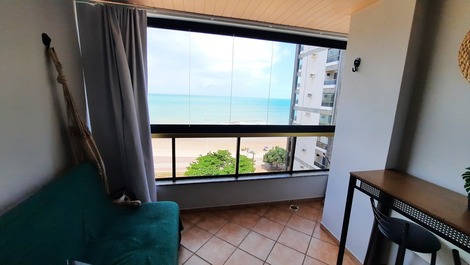 GREAT POINT APARTMENT WITH BALCONY IN FRONT OF MORRO GUARAPARI BEACH