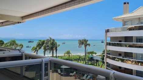 Luxurious Apartment with 3 Suites with a wide view of the sea!