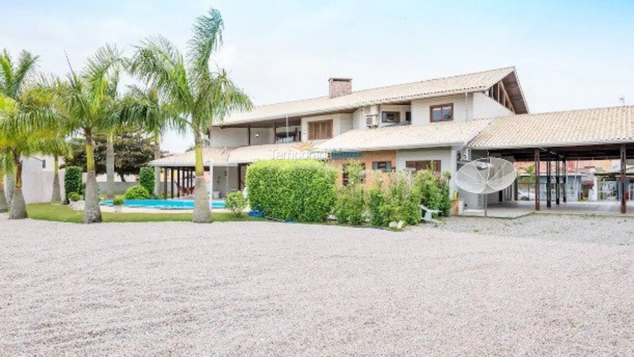 Casa para aluguel de temporada em Bombinhas (Praia de Bombinhas)