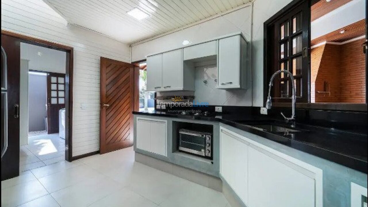 Casa para aluguel de temporada em Bombinhas (Praia de Bombinhas)