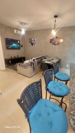 "bancada integrada com 3 banquetas, perfeita para refeições rápidas ou um bom bate-papo."