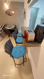 "banqueta com almofada, unindo conforto e charme na decoração."