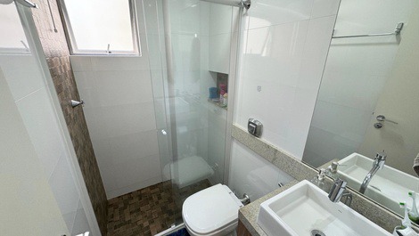 Ed. Monaco: 1 dormitório próximo Av Brasil / ar condicionado