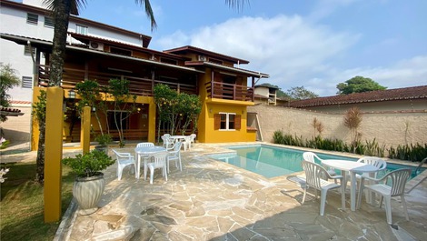 Linda casa até 35 pessoas à 150mts da Praia Grande de Ubatuba