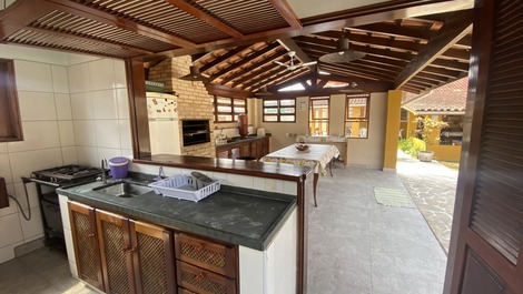 Linda casa até 35 pessoas à 150mts da Praia Grande de Ubatuba