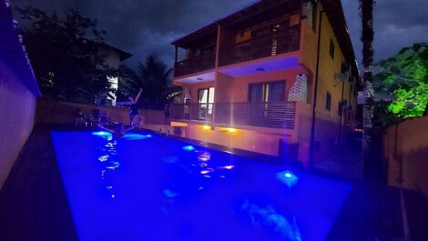 Cedro - Flat recém inaugurado, 50mts da Praia, Churr, Piscina, WiFi...