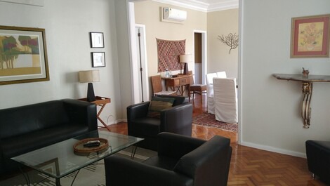 Sala jantar ao fundo.