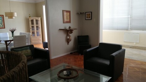 Vista salas e varanda.