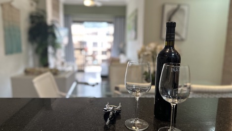 GOLDEN 1 COMPLETE APARTMENT SEASIDE CONDO AC TVs WI-FI POOL 2GAR