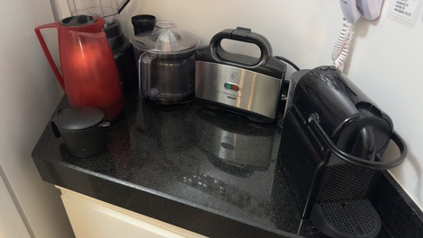 GOLDEN 1 COMPLETE APARTMENT SEASIDE CONDO AC TVs WI-FI POOL 2GAR