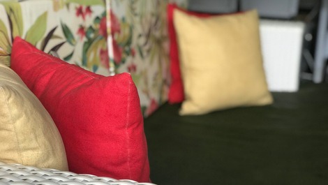 GOLDEN 1 COMPLETE APARTMENT SEASIDE CONDO AC TVs WI-FI POOL 2GAR