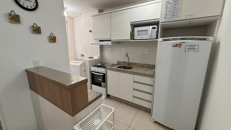 Apartamento de lateral,com elevador,a 150 metros do mar