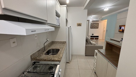 Apartamento de lateral,com elevador,a 150 metros do mar