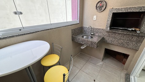 Apartamento de lateral,com elevador,a 150 metros do mar