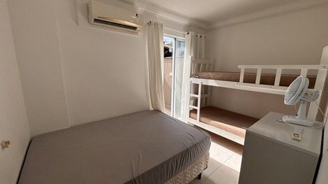 Apartamento de lateral,com elevador,a 150 metros do mar