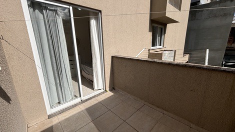 Apartamento de lateral,com elevador,a 150 metros do mar