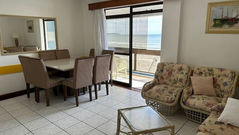 ESPETACULAR VISTA DO MAR EM MEIA PRAIA PARA 10 PESSOAS