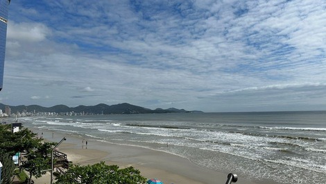 ESPETACULAR VISTA DO MAR EM MEIA PRAIA PARA 10 PESSOAS