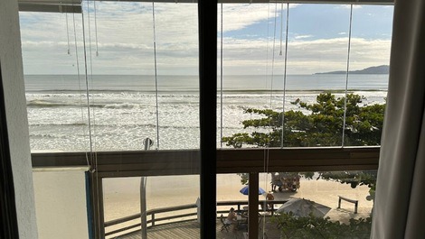 ESPETACULAR VISTA DO MAR EM MEIA PRAIA PARA 10 PESSOAS