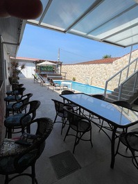 Área de alimentação e balcão da churrasqueira