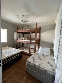 Suíte 01 com cama de casal treliche e uma cama solteirão