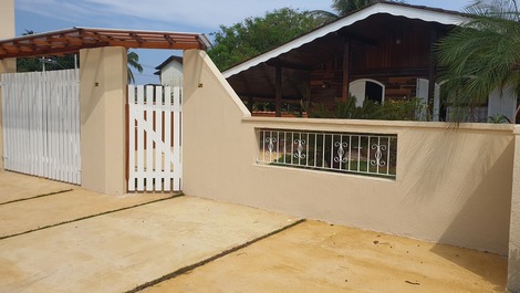 Bangalô em condomínio fechado com segurança 24h, Wi-Fi