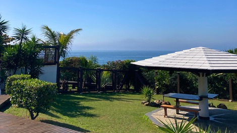 Paraíso tropical na praia do Estaleirinho