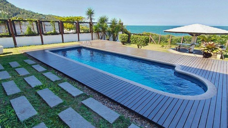 Paraíso tropical na praia do Estaleirinho