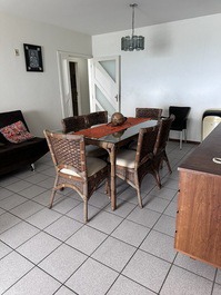 Sala de jantar e estar ampla com elevador panorâmico na sala