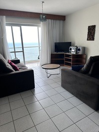 Sala de jantar e estar ampla com elevador panorâmico na sala