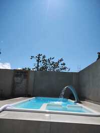 Casa com piscina ampla e confortável pra suas férias ou a trabalho