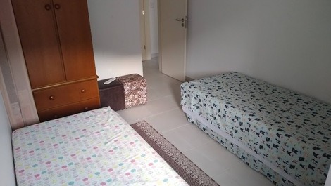 Hay 2 dormitorios, con zona de ocio en Praia Grande en Ubatuba.