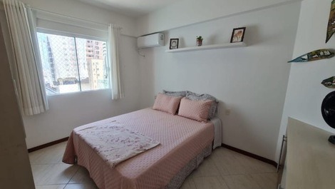 CHARMOSO APARTAMENTO EM MEIA PRAIA 8 PESSOAS