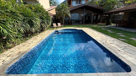 Frente Mar com Piscina no Condomínio Pedra Verde - 9 suites