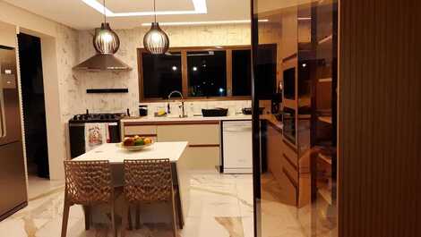 Apartamento frontal con 4 suites en la Riviera de São Lourenço