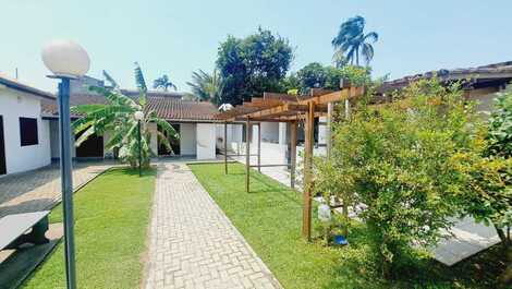 Alugo SUÍTES em Maranduba, à 100 metros da praia