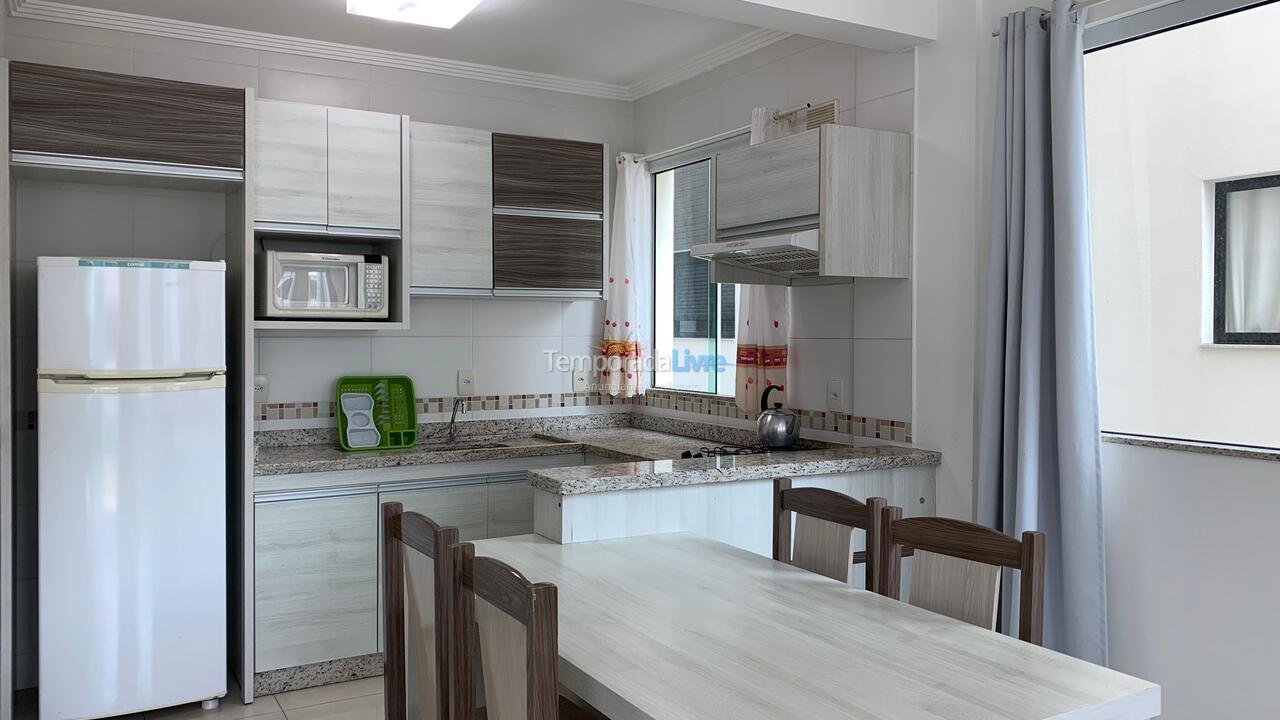 Apartamento para aluguel de temporada em Governador Celso Ramos (Praia de Palmas)