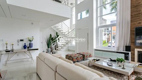 Conforto e Luxo nesta Belíssima Casa em Condomínio Fechado em Floripa