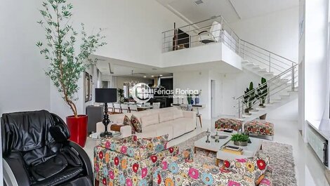 Conforto e Luxo nesta Belíssima Casa em Condomínio Fechado em Floripa